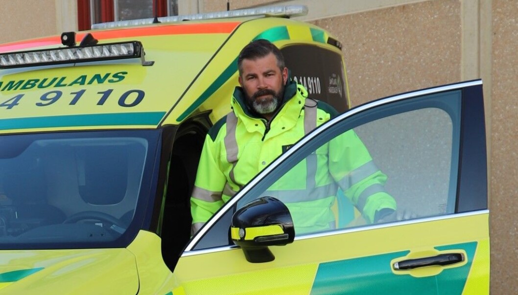Anders Grönlund och hans kollegor på ambulansen har inte prioriterats när Regionen började vaccinera sin vårdpersonal. Själv har han på eget initiativ nu fått två doser, detta då han ställt sig i kö för de överblivna doserna. Anders Grönlund och hans kollegor på ambulansen har inte prioriterats när Regionen började vaccinera sin vårdpersonal. Själv har han på eget initiativ nu fått två doser, detta då han ställt sig i kö för de överblivna doserna.