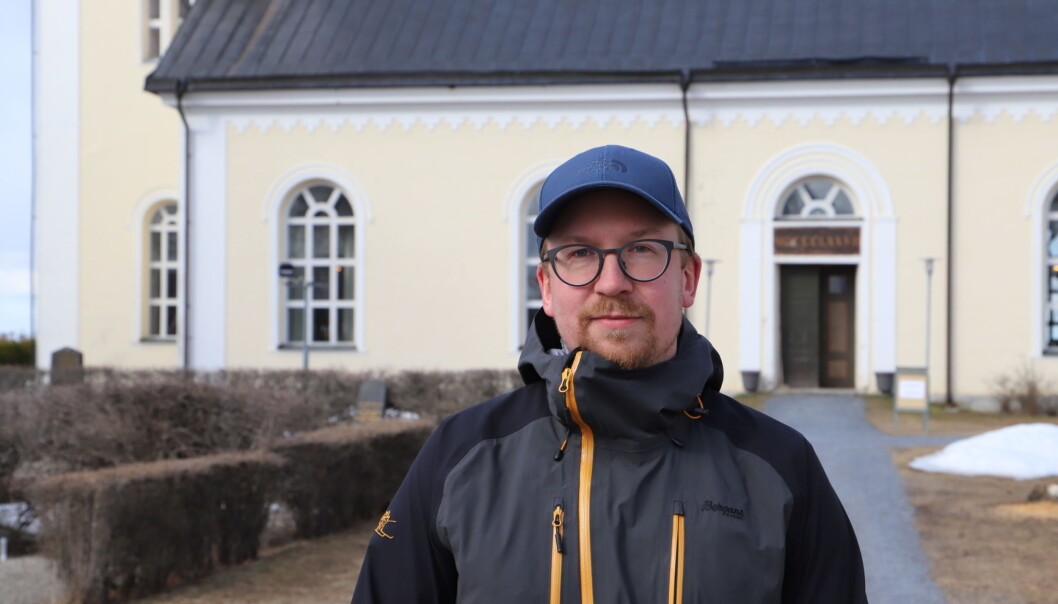 Sebastian Tarkiainen är pingstpastor i Östersund, hans barn går på samma förskoleavdelning som det omkomna barnet i Ås. Dessutom har han själv som barn upplevt en liknande händelse när hans egen storebror omkom i en olycka. Sebastian Tarkiainen är pingstpastor i Östersund, hans barn går på samma förskoleavdelning som det omkomna barnet i Ås. Dessutom har han själv som barn upplevt en liknande händelse när hans egen storebror omkom i en olycka.