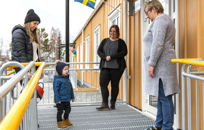 Det ser ut som om Kilian säger ”Trevligt att råkas” till fröken Carina Andersson. Det ser ut som om Kilian säger ”Trevligt att råkas” till fröken Carina Andersson.