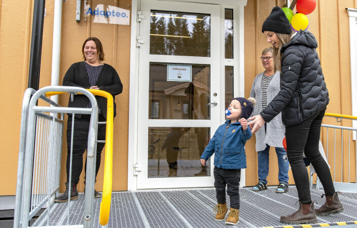 Vem är på ingång nu undrar Kilian nyfiket, när nya dagiskompisen Signe kommit in på gården. Vem är på ingång nu undrar Kilian nyfiket, när nya dagiskompisen Signe kommit in på gården.