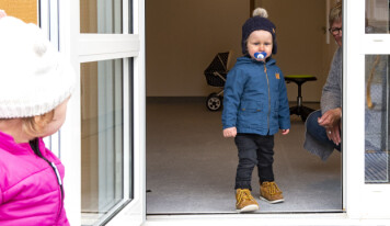 ”Kom nu Signe så leker vi” tycks Kilian säga. ”Kom nu Signe så leker vi” tycks Kilian säga.