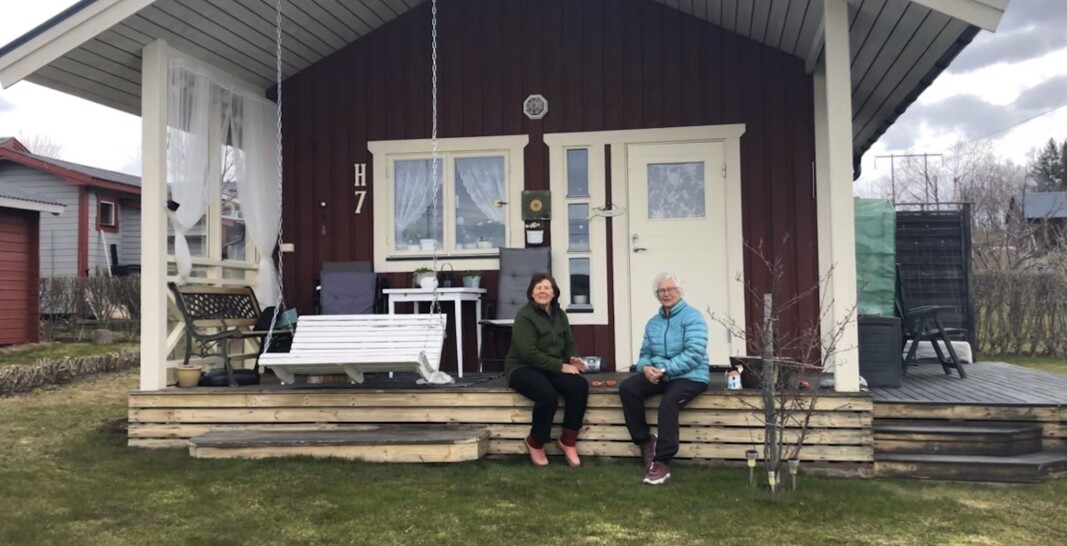 Inger och vännen Viola myser på kolonilotten i Odensala Inger och vännen Viola myser på kolonilotten i Odensala