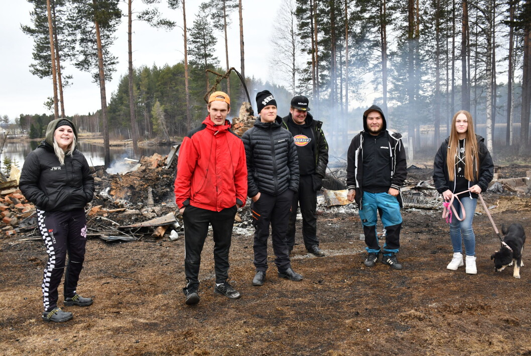 Frida, Arvid, Alex, Sonny, Olof och Lizen – ungdomarna bildade kedja för att rädda möbler och föremål. Frida, Arvid, Alex, Sonny, Olof och Lizen – ungdomarna bildade kedja för att rädda möbler och föremål.