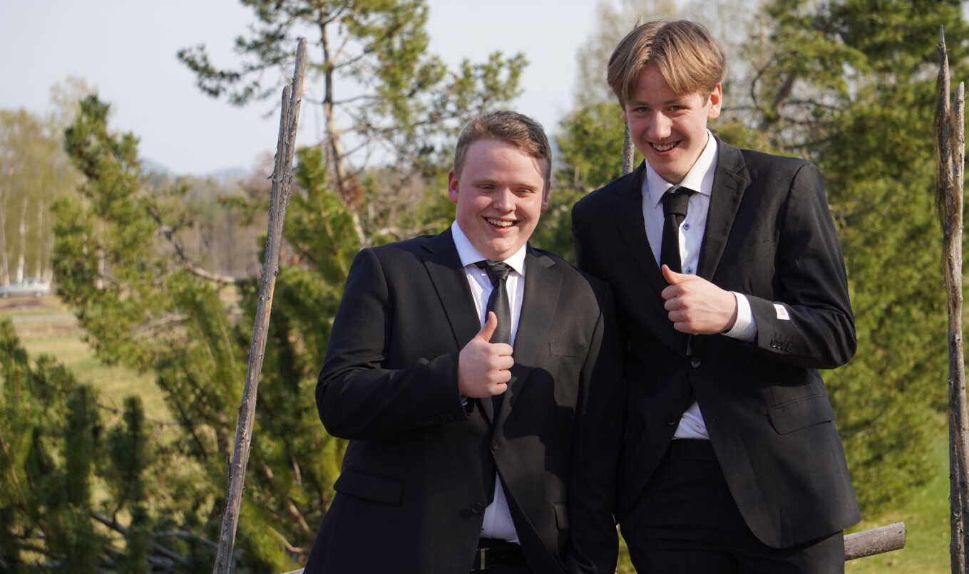 Avgångseleverna Fabian Nilsson och Filip Östlin Dahlgren ger tummen upp till kvällen. Avgångseleverna Fabian Nilsson och Filip Östlin Dahlgren ger tummen upp till kvällen.