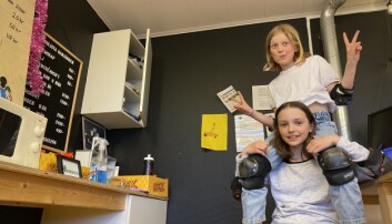 I skatehallens fikarum har Astrid, 11, sin kompis Tova, 10, på axlarna. I skatehallens fikarum har Astrid, 11, sin kompis Tova, 10, på axlarna.