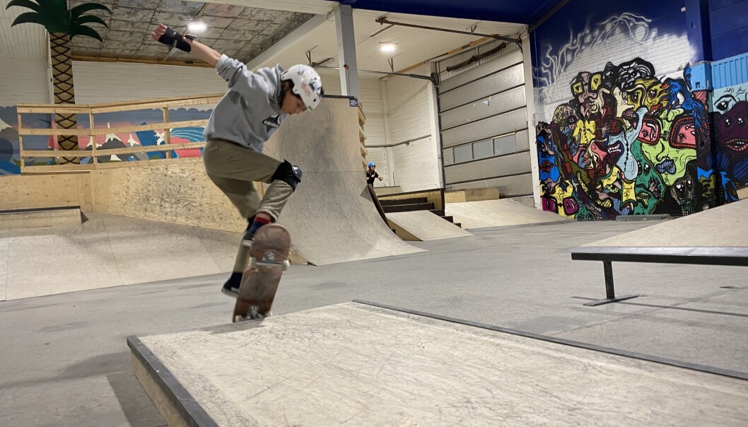 Elsa, 13, övar på sitt trick. Elsa, 13, övar på sitt trick.