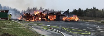 Enheter från räddningstjänsten i både Åre, Hallen, Kall, Järpen och Krokom ryckte ut till branden i Prästgårdsfjöset, men byggnaden var redan då övertänd och gick inte att rädda. Såhär såg det ut när Monica Henriksson, styrelsemedlem i hembygdsföreningen, kom till platsen vid 6-tiden. Enheter från räddningstjänsten i både Åre, Hallen, Kall, Järpen och Krokom ryckte ut till branden i Prästgårdsfjöset, men byggnaden var redan då övertänd och gick inte att rädda. Såhär såg det ut när Monica Henriksson, styrelsemedlem i hembygdsföreningen, kom till platsen vid 6-tiden.