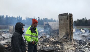 Monica Henriksson och Gunnar Olsson, medlemmar i hembygdsföreningens styrelse, ser ut över resterna av det gamla Prästgårdsfjöset. De beskriver måndagens brand som ofattbar. Monica Henriksson och Gunnar Olsson, medlemmar i hembygdsföreningens styrelse, ser ut över resterna av det gamla Prästgårdsfjöset. De beskriver måndagens brand som ofattbar.