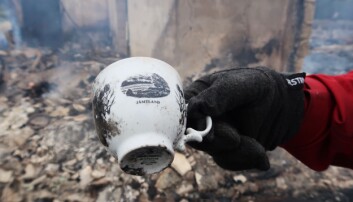 En porslinskopp som klarat sig i branden. I Prästgårdsfjöset kulturhistoriska samling fanns bland annat ett skolmuseum, samlingar av barnböcker, porslin och tyger. En porslinskopp som klarat sig i branden. I Prästgårdsfjöset kulturhistoriska samling fanns bland annat ett skolmuseum, samlingar av barnböcker, porslin och tyger.