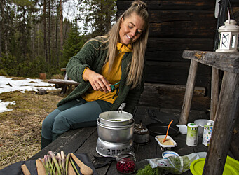 Potatisarna kokar snabbt i sojagrädden. Hon kryddar med en salt och kryddblandning, som hon menar är perfekt när man lagar mat ute, allt-i-ett. Sedan tillsätts dillen. Potatisarna kokar snabbt i sojagrädden. Hon kryddar med en salt och kryddblandning, som hon menar är perfekt när man lagar mat ute, allt-i-ett. Sedan tillsätts dillen.