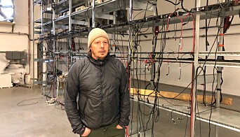 Mikael Östling visar de tomma hyllorna där det tidigare stod datorer. När det visade sig att det utländska bolaget behövde åtgärda elfel i sin serverhall, packade de ihop datorerna och drog. Efter sig lämnade de stora hyresskulder och obetalda elräkningar. Mikael Östling visar de tomma hyllorna där det tidigare stod datorer. När det visade sig att det utländska bolaget behövde åtgärda elfel i sin serverhall, packade de ihop datorerna och drog. Efter sig lämnade de stora hyresskulder och obetalda elräkningar.