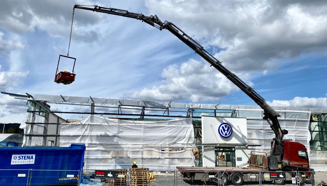 Berners har nu börjat riva den skadade bilhallen i Östersund. Planen är att snabbt komma igång med ett nybygge. Berners har nu börjat riva den skadade bilhallen i Östersund. Planen är att snabbt komma igång med ett nybygge.