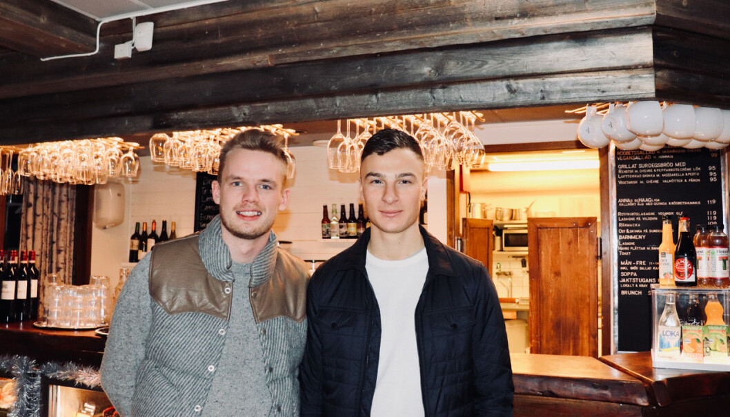 Mattias Bångman och Max Novak står bakom Hällrace och tar i år fram ett nytt koncept för att få fler att vilja motionera. I år görs toppstugan på Hällberget om till en skrivarlya. Mattias Bångman och Max Novak står bakom Hällrace och tar i år fram ett nytt koncept för att få fler att vilja motionera. I år görs toppstugan på Hällberget om till en skrivarlya.
