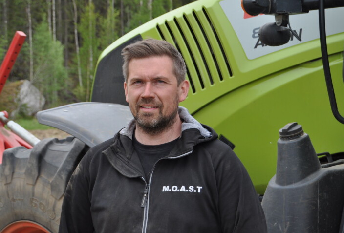 <span class=" font-weight-bold" data-lab-font_weight_desktop="font-weight-bold">Oskar Hansson, från Hackåsen i Oviken, återupptar jordbruket i Överhogdal.</span> <span class=" font-weight-bold" data-lab-font_weight_desktop="font-weight-bold">Oskar Hansson, från Hackåsen i Oviken, återupptar jordbruket i Överhogdal.</span>