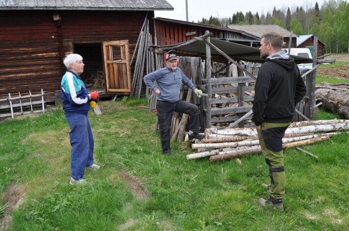 <span class=" font-weight-bold" data-lab-font_weight_desktop="font-weight-bold">"Vi är så tacksamma att någon vill återuppta jordbruket här i byn", säger Rigmor och Sixten Larsson till Oskar när han gör ett uppehåll med traktorn.</span> <span class=" font-weight-bold" data-lab-font_weight_desktop="font-weight-bold">"Vi är så tacksamma att någon vill återuppta jordbruket här i byn", säger Rigmor och Sixten Larsson till Oskar när han gör ett uppehåll med traktorn.</span>