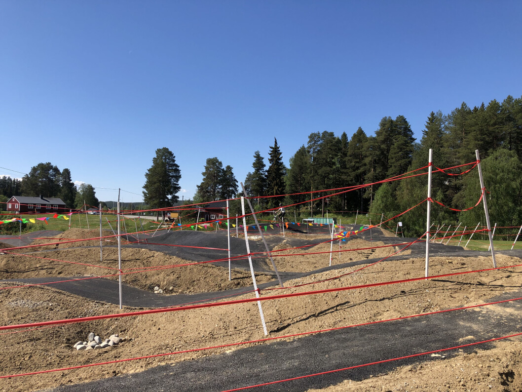 Slutresultatet av ett års planering av en bikepark i Backe. En asfalterad pumptrack. Slutresultatet av ett års planering av en bikepark i Backe. En asfalterad pumptrack.