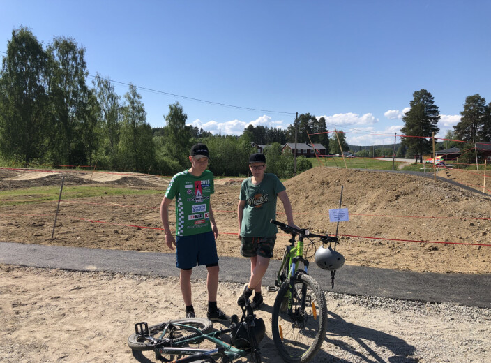 En av initiativtagarna till bikeparken, Zeth Johansson t.h., tillsammans med cykelfantasten <br>Hugo Johansson. En av initiativtagarna till bikeparken, Zeth Johansson t.h., tillsammans med cykelfantasten <br>Hugo Johansson.