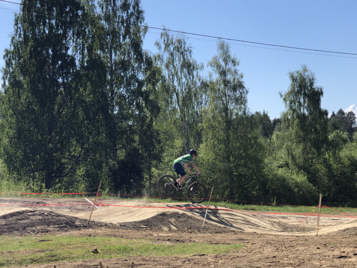 Dirtline-banan går utför och har två stora hopp till några elevers stora förtjusning. Dirtline-banan går utför och har två stora hopp till några elevers stora förtjusning.