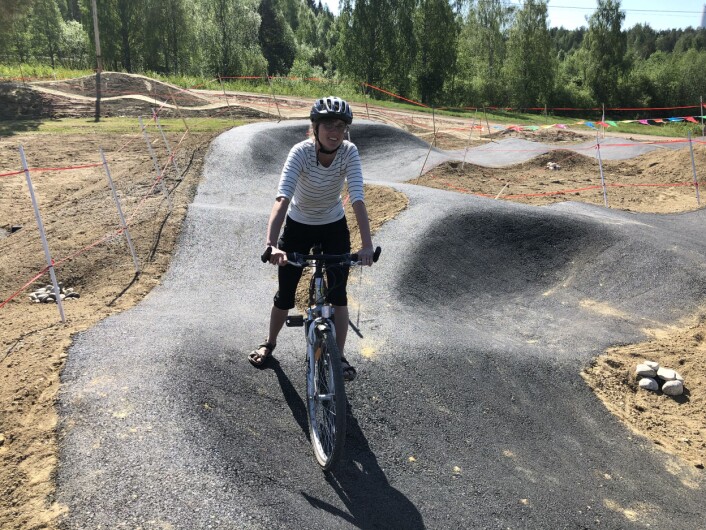 Linnea Bergström från Utvecklingsgruppen Fjällsjö framtid visar hur en slipsten ska dras i den nya pumptracken. Hon hoppas att banan är full av entusiaster varje dag framöver. Linnea Bergström från Utvecklingsgruppen Fjällsjö framtid visar hur en slipsten ska dras i den nya pumptracken. Hon hoppas att banan är full av entusiaster varje dag framöver.