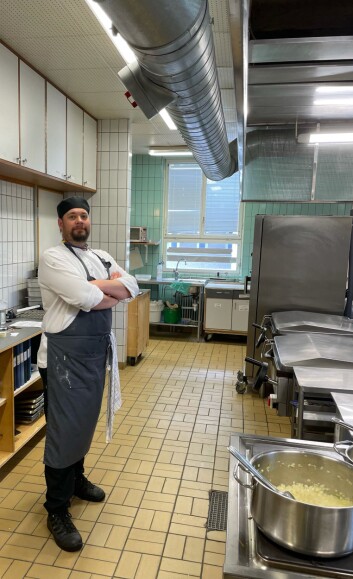 Simon Eriksson, en av tre anställda i det kommunala köket i Backe, vill bara att processen får ett slut. Simon Eriksson, en av tre anställda i det kommunala köket i Backe, vill bara att processen får ett slut.