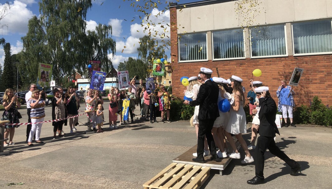 Det regnade guld över studenterna, ett välkänt tecken på vilka som äger den ljusnande framtid. Det regnade guld över studenterna, ett välkänt tecken på vilka som äger den ljusnande framtid.
