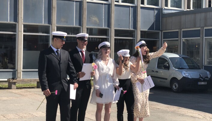 Glada studenter i klass SA2 med Jämtlands Tidnings stipendiat, Saga-li Ehnberg Ahola längst till höger. Glada studenter i klass SA2 med Jämtlands Tidnings stipendiat, Saga-li Ehnberg Ahola längst till höger.