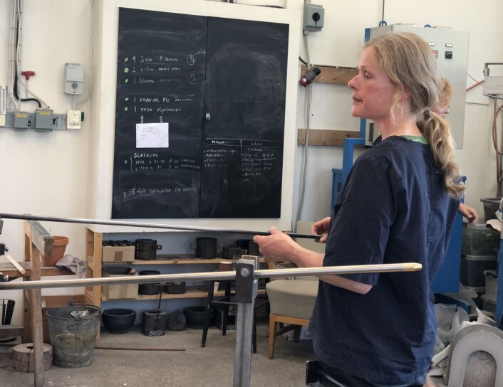 Nilla Eneroth vandrar mellan glasblåsandet och kunddisken i den varma lokalen. Nilla Eneroth vandrar mellan glasblåsandet och kunddisken i den varma lokalen.