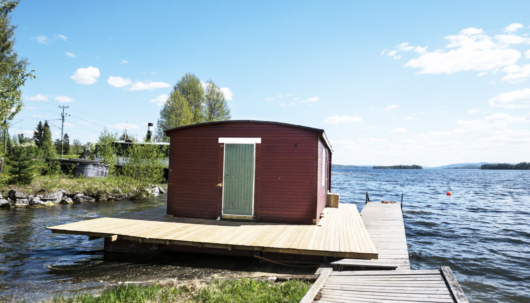 Den gamla bastuflotten i Stavre har fått nya ägare. Fem unga killar i byn har köpt upp den. Den gamla bastuflotten i Stavre har fått nya ägare. Fem unga killar i byn har köpt upp den.