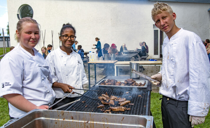 Frida Ivarsson, Fatoma Mahdi Dinle och Axel Eriksson tillbringade fixardagen på Myrvikens skola vid grillen, där de trivdes gott. Frida Ivarsson, Fatoma Mahdi Dinle och Axel Eriksson tillbringade fixardagen på Myrvikens skola vid grillen, där de trivdes gott.