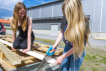Klara Eising håller i och Sandra Kemi sågar till ett lock. Klara Eising håller i och Sandra Kemi sågar till ett lock.