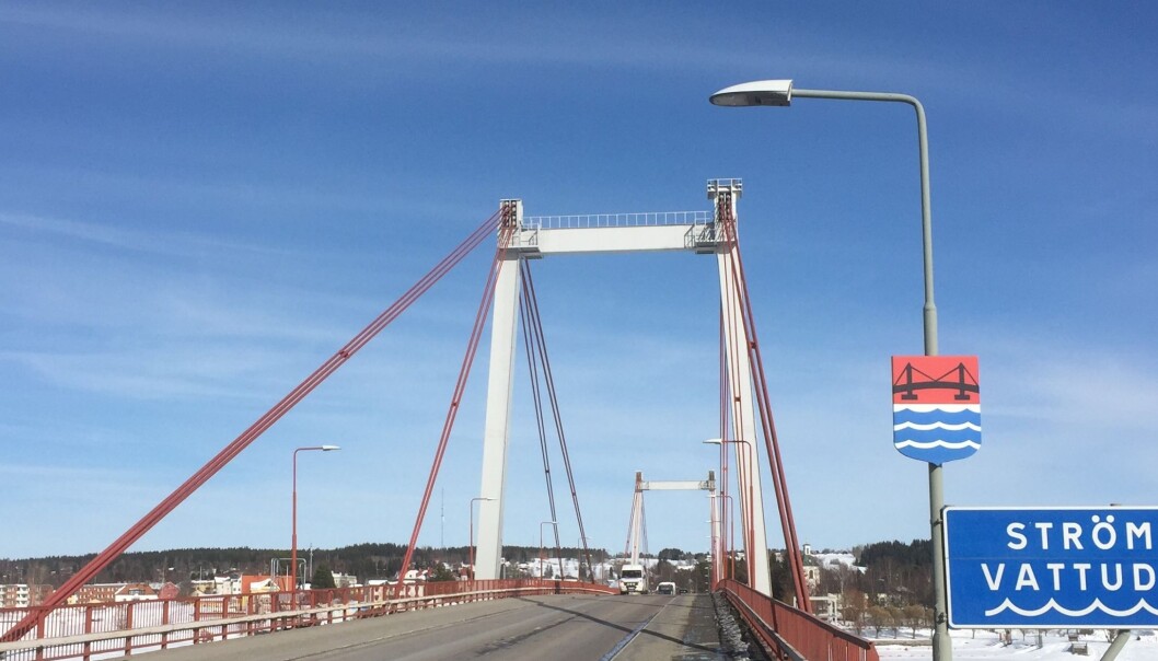 Att Strömsundsbron renoveras med långa köer som följd gav direkt utslag för företagen på andra sidan bron. Att Strömsundsbron renoveras med långa köer som följd gav direkt utslag för företagen på andra sidan bron.