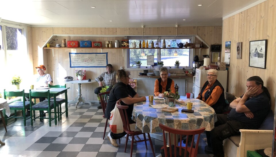 Eivor i orange skjorta och Doris till vänster om henne, också i orange skjorta, med några av sina kunder i butikens fik. Längst till vänster sitter Helge Andersson som kommer in klockan sju varje morgon och dricker kaffe. Eivor i orange skjorta och Doris till vänster om henne, också i orange skjorta, med några av sina kunder i butikens fik. Längst till vänster sitter Helge Andersson som kommer in klockan sju varje morgon och dricker kaffe.