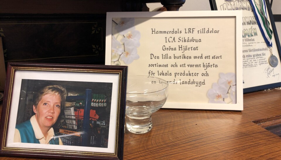 På en byrå mellan entrén och fiket står en byrå med bland annat ett foto på systern och delägaren Margit, som har gått bort. På en byrå mellan entrén och fiket står en byrå med bland annat ett foto på systern och delägaren Margit, som har gått bort.