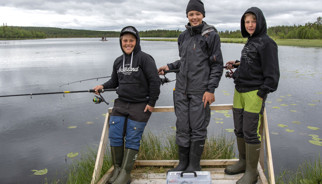 Olov Olofsson, Charlie Wiklund och Leon Boye är alla helt eniga om att det är roligt att vara på fiskeläger. Olov Olofsson, Charlie Wiklund och Leon Boye är alla helt eniga om att det är roligt att vara på fiskeläger.