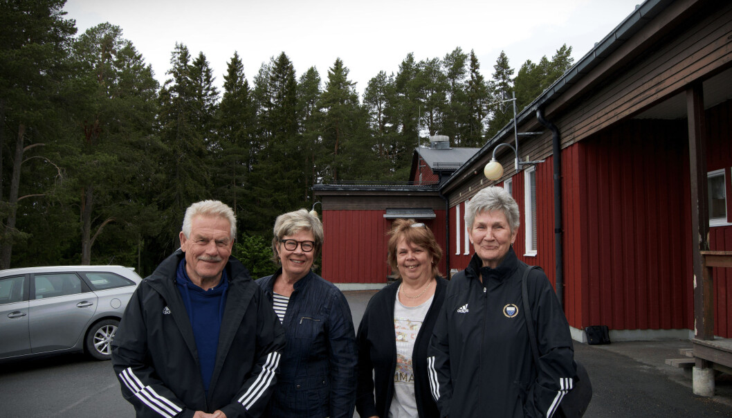 Jan, Lena, Carin och Laila framför Ope IFs Furuparken. Jan, Lena, Carin och Laila framför Ope IFs Furuparken.