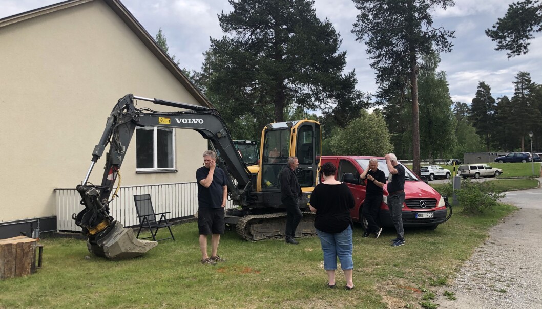 Boende i Backe har fått nog och ockuperar det rivningshotade huset. Boende i Backe har fått nog och ockuperar det rivningshotade huset.