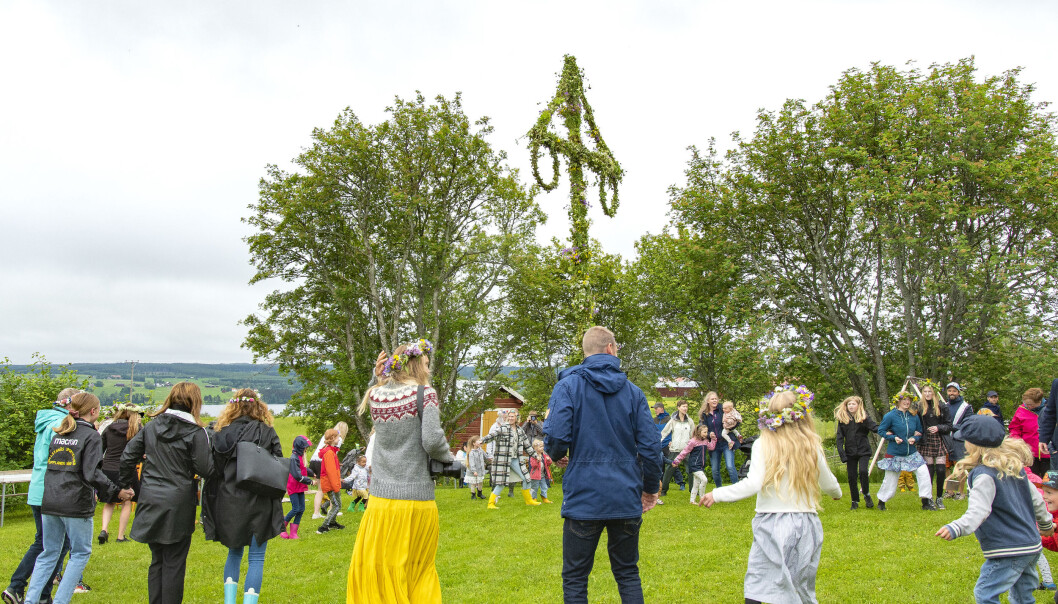 Det dansades kring midsommarstången vid Brunflo Hembygdsgård på midsommarafton. Det dansades kring midsommarstången vid Brunflo Hembygdsgård på midsommarafton.