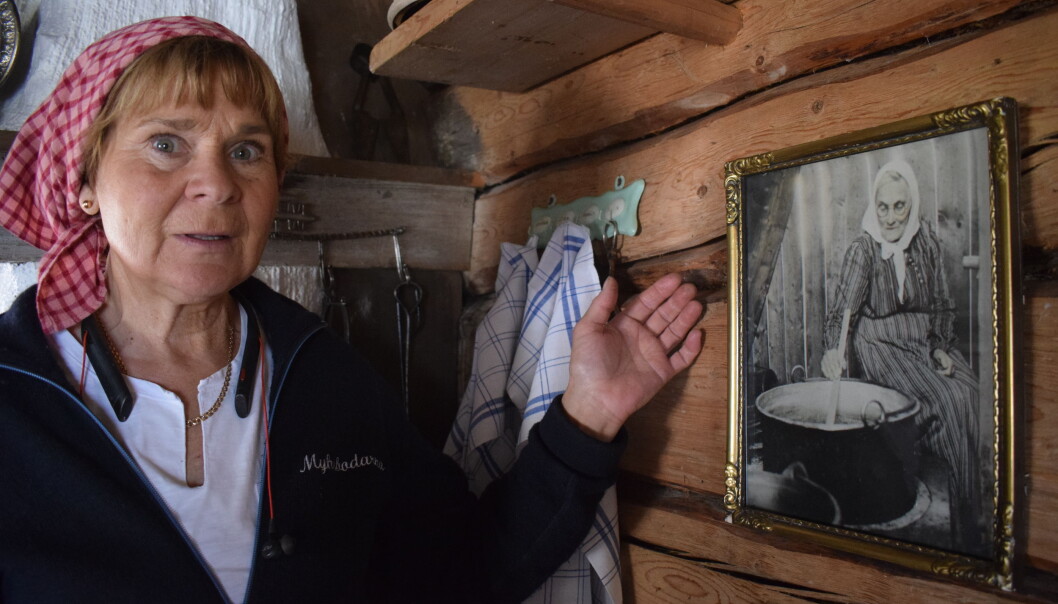 Anita Myhr visar en bild på Nirs Kari, född 1850, som drev fäbodvallen en gång tiden. Anita Myhr visar en bild på Nirs Kari, född 1850, som drev fäbodvallen en gång tiden.