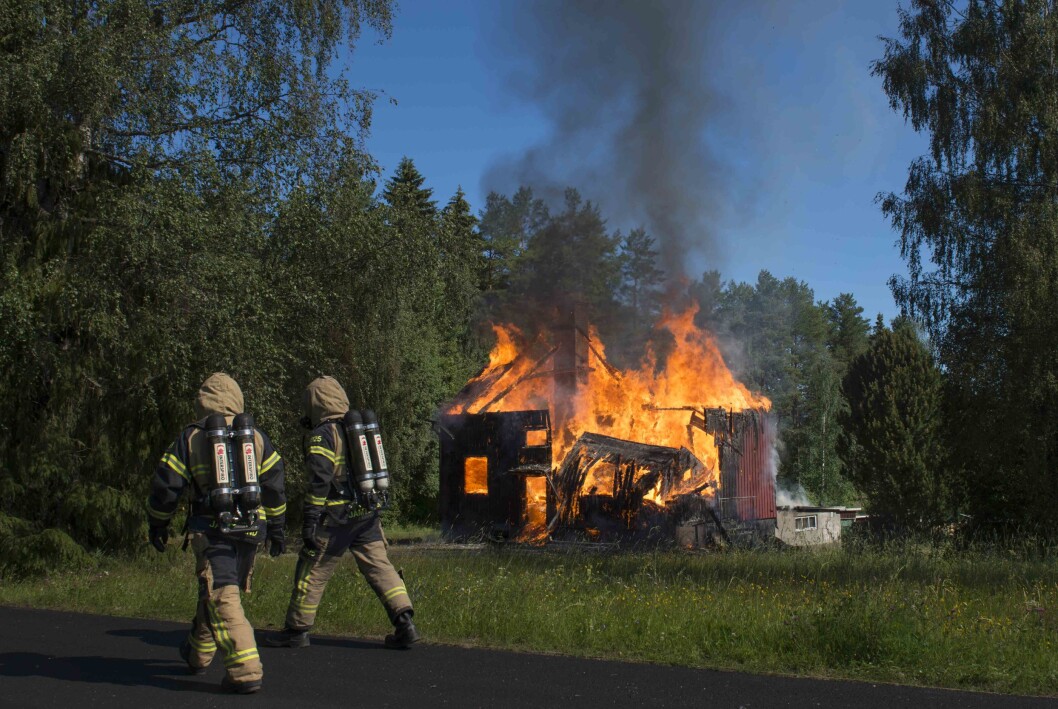 En man sitter anhållen efter onsdagens brand. En man sitter anhållen efter onsdagens brand.