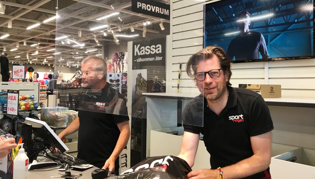 På Sportringen är det full fart för butiksägare Magnus Hjortliger och kollegorna. I dagarna har fyra medarbetare nyanställts till butiken. På Sportringen är det full fart för butiksägare Magnus Hjortliger och kollegorna. I dagarna har fyra medarbetare nyanställts till butiken.