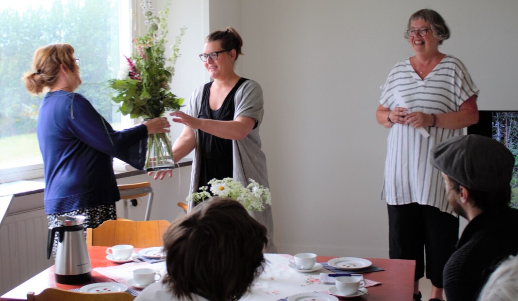 Under festliga former tog Lina Sofia Lundin officiellt emot Härkestipendiet på Härke Konstcentrum 29 juni, då Maria Olsson till vänster i bild överlämnade en blomsterbukett. Under festliga former tog Lina Sofia Lundin officiellt emot Härkestipendiet på Härke Konstcentrum 29 juni, då Maria Olsson till vänster i bild överlämnade en blomsterbukett.