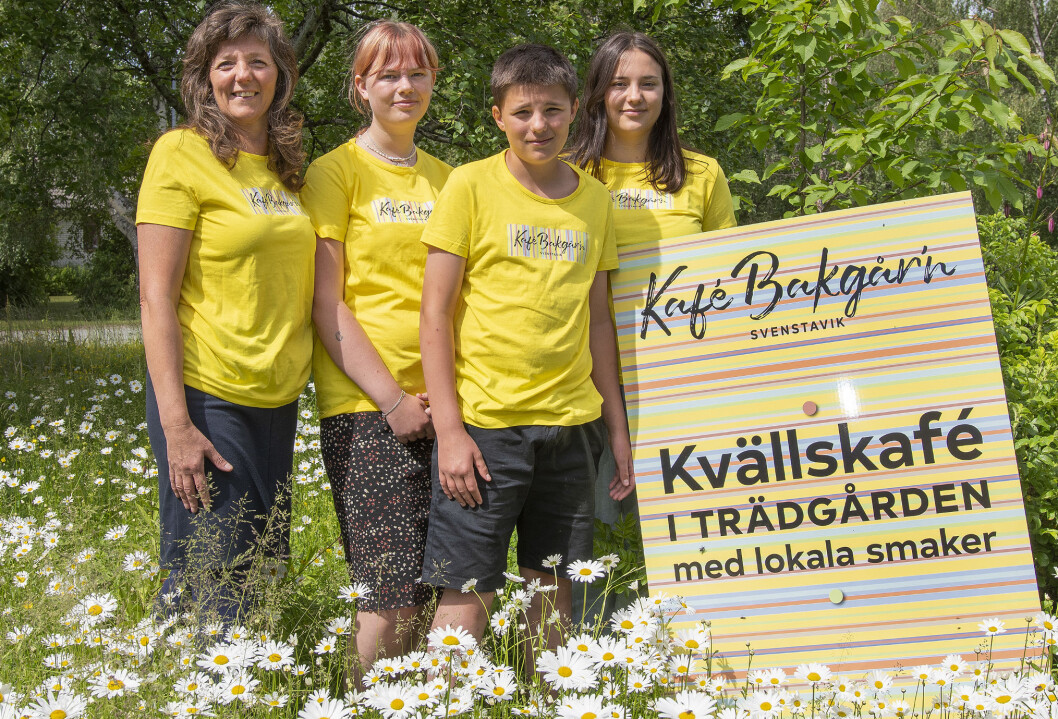 <p>Gänget bakom kvällscaféet i Svenstavik. Margaretha Lindbäck, Hedda Andersson, Hannes Hansson och Vera Hansson.<br></p><p> – Detta gör jag för att jag mina barn ska göra något tillsammans, säger Margaretha Lindbäck.<br></p> <p>Gänget bakom kvällscaféet i Svenstavik. Margaretha Lindbäck, Hedda Andersson, Hannes Hansson och Vera Hansson.<br></p><p> – Detta gör jag för att jag mina barn ska göra något tillsammans, säger Margaretha Lindbäck.<br></p>