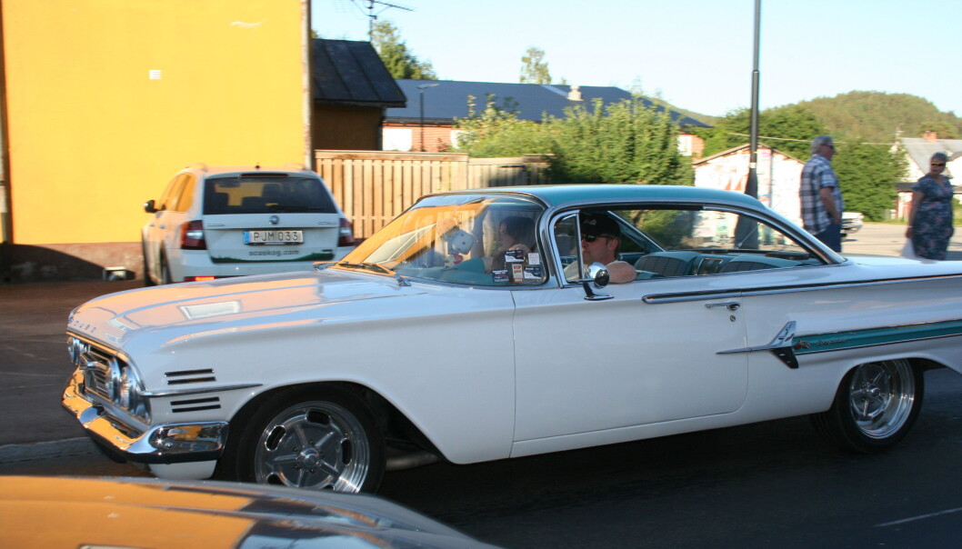 Micke Joansson och dottern Frida glider runt i sin Chevrolet Micke Joansson och dottern Frida glider runt i sin Chevrolet