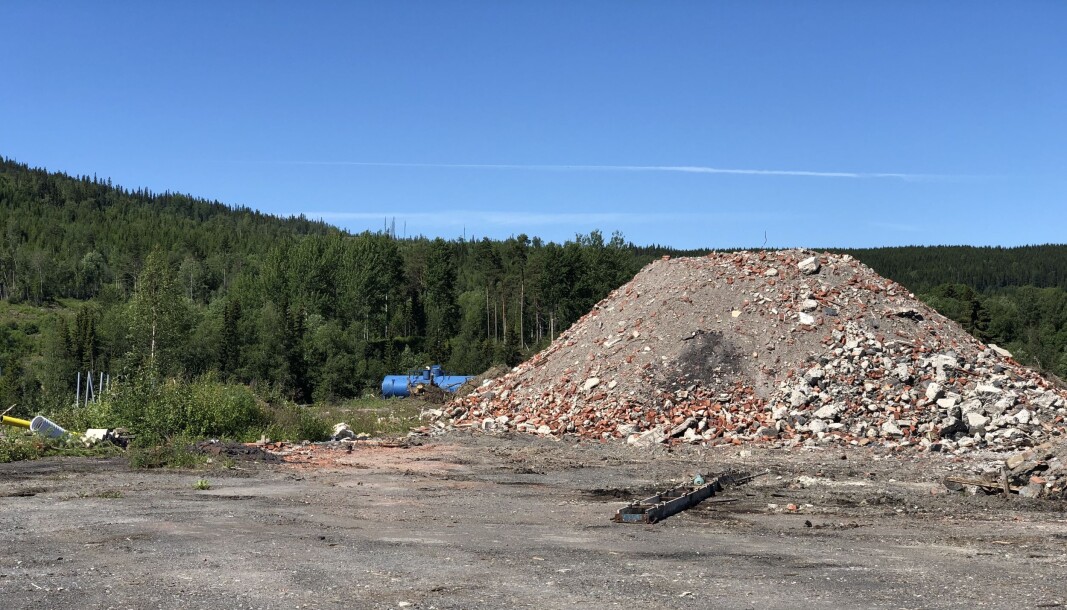 Allt som återstår av den gamla spritfabriken är en stor hög tegel och stenkross. Allt som återstår av den gamla spritfabriken är en stor hög tegel och stenkross.