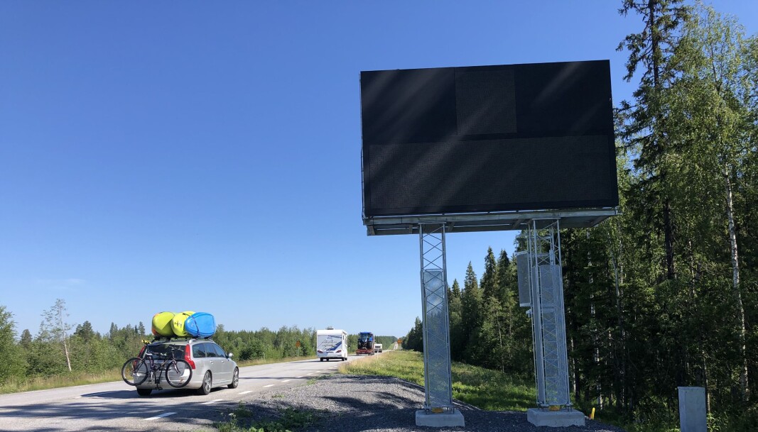 Trafikverket har låtit sätta upp en skylt på vägen från Östersund mot Hallviken, strax innan avtagningsväg 795. Den har kostat 1,2 miljoner och ska stå tills 2025 då förstärkningsarbetet planeras vara klart. Trafikverket har låtit sätta upp en skylt på vägen från Östersund mot Hallviken, strax innan avtagningsväg 795. Den har kostat 1,2 miljoner och ska stå tills 2025 då förstärkningsarbetet planeras vara klart.