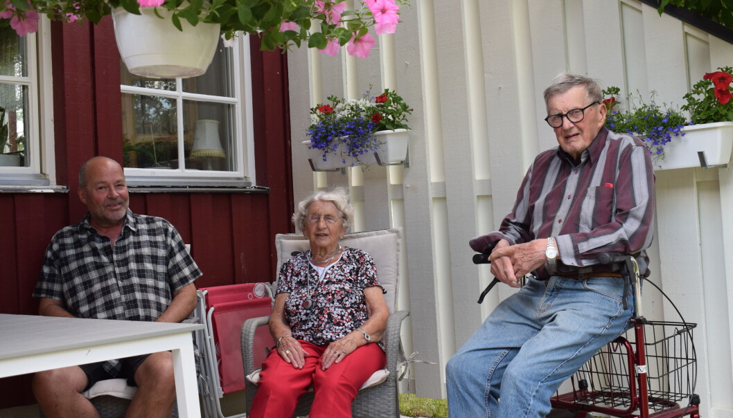 Sören Gustavsson, Rut Malmquist och Nils-Erik Carlsson sitter på Ruts uteplats och diskuterar situationen. De är alla oroliga och bedrövade. Sören Gustavsson, Rut Malmquist och Nils-Erik Carlsson sitter på Ruts uteplats och diskuterar situationen. De är alla oroliga och bedrövade.