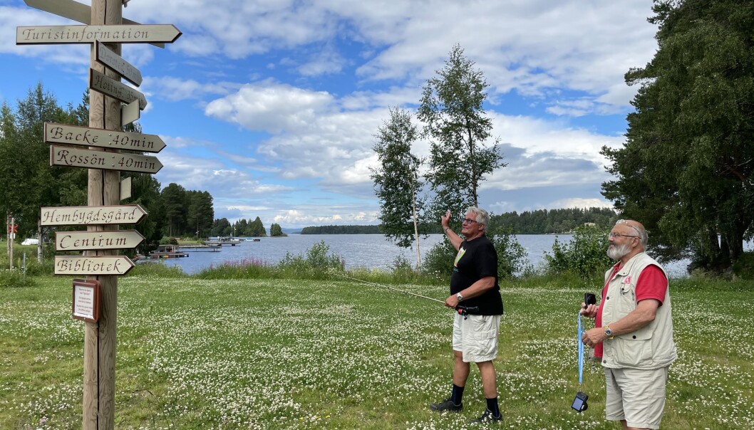 Karta och kompass är överflödiga, vägvisaren pekar ut kommunens höjdpunkter. Rastplatsen blev klar för två år sen när Göran Bergström var kommunalråd i Strömsund. Karta och kompass är överflödiga, vägvisaren pekar ut kommunens höjdpunkter. Rastplatsen blev klar för två år sen när Göran Bergström var kommunalråd i Strömsund.