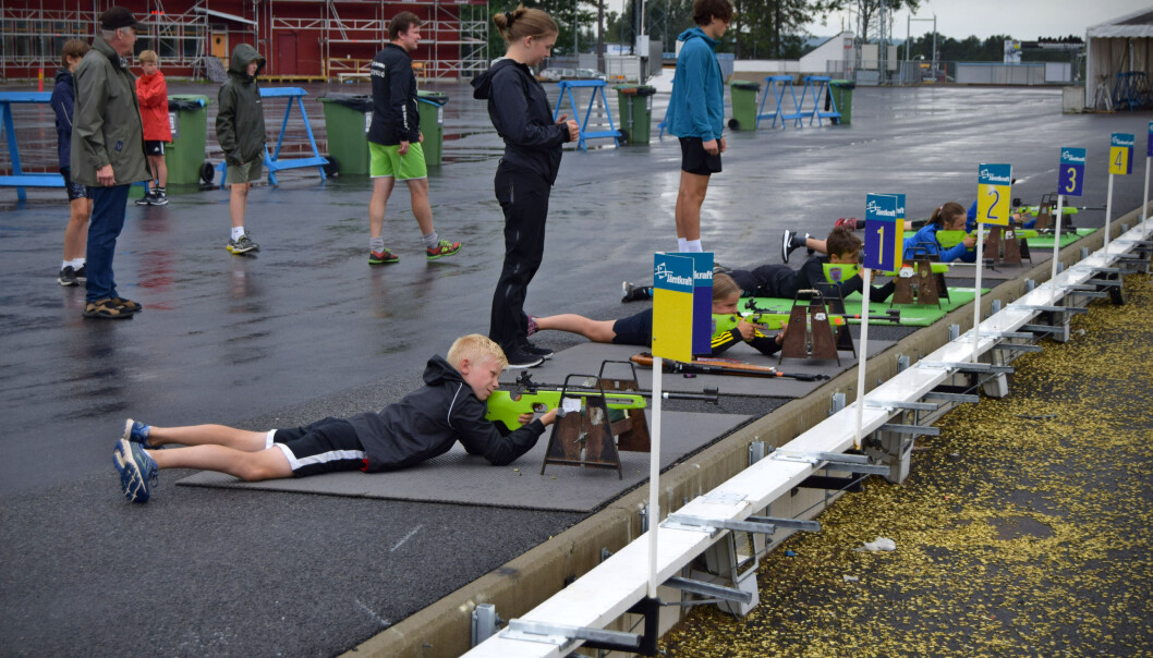 Barnen på Skidskytteskolan har nyss tagit fram underlagen som gör det mer bekvämt att ligga på marken. Barnen på Skidskytteskolan har nyss tagit fram underlagen som gör det mer bekvämt att ligga på marken.