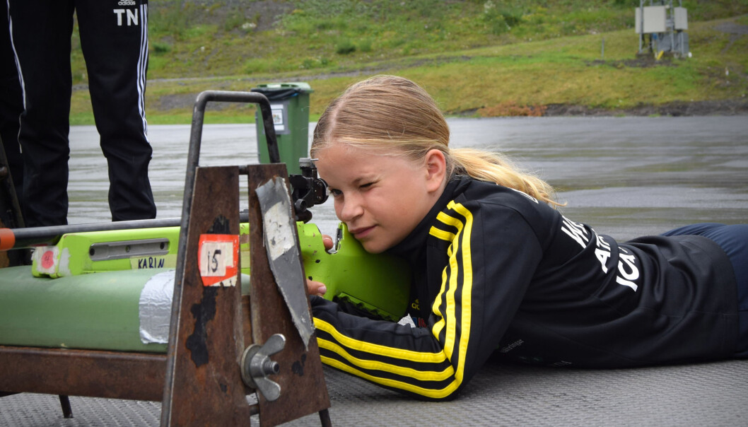 Karin Westström, 10 år, övar på sin skjutställning. Karin Westström, 10 år, övar på sin skjutställning.