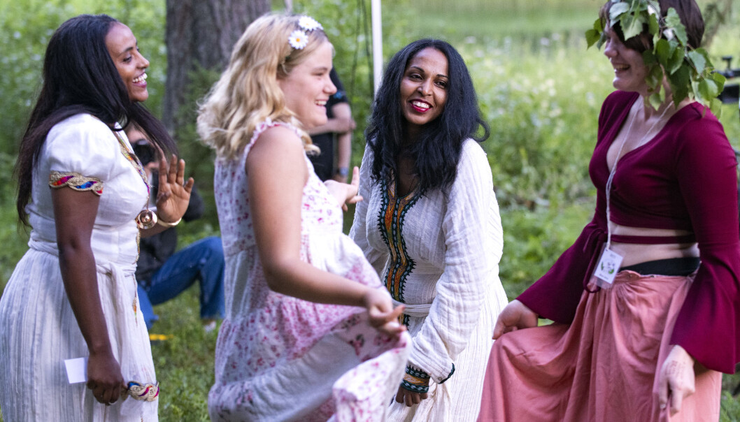 Rahel Mamo och Soliyana Weldemikal som dansade, fick med sig sina medtävlare i dansens virvlar vid Torån. Rahel Mamo och Soliyana Weldemikal som dansade, fick med sig sina medtävlare i dansens virvlar vid Torån.